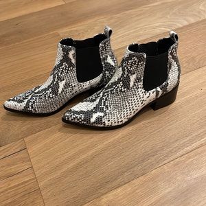 Snakeskin blondo booties